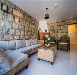 Spacious 5 bedroom villa with Pool in Gruz-Lapad, Sleeps 9